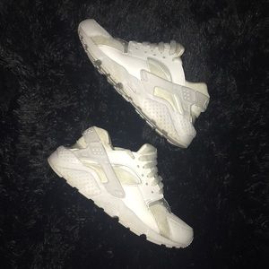 White Nike Huaraches